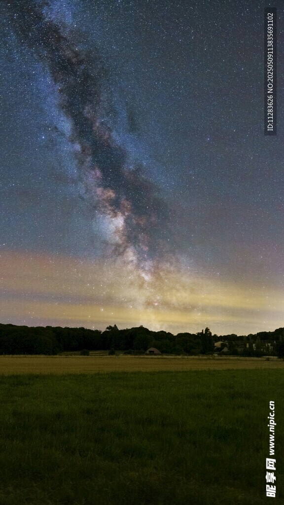 草原上的璀璨银河夜景
