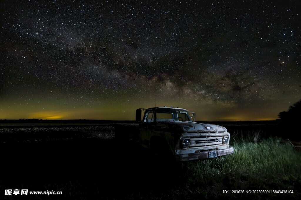 星空下的老旧卡车