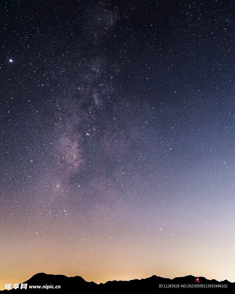 夜幕下的璀璨星河与山峦
