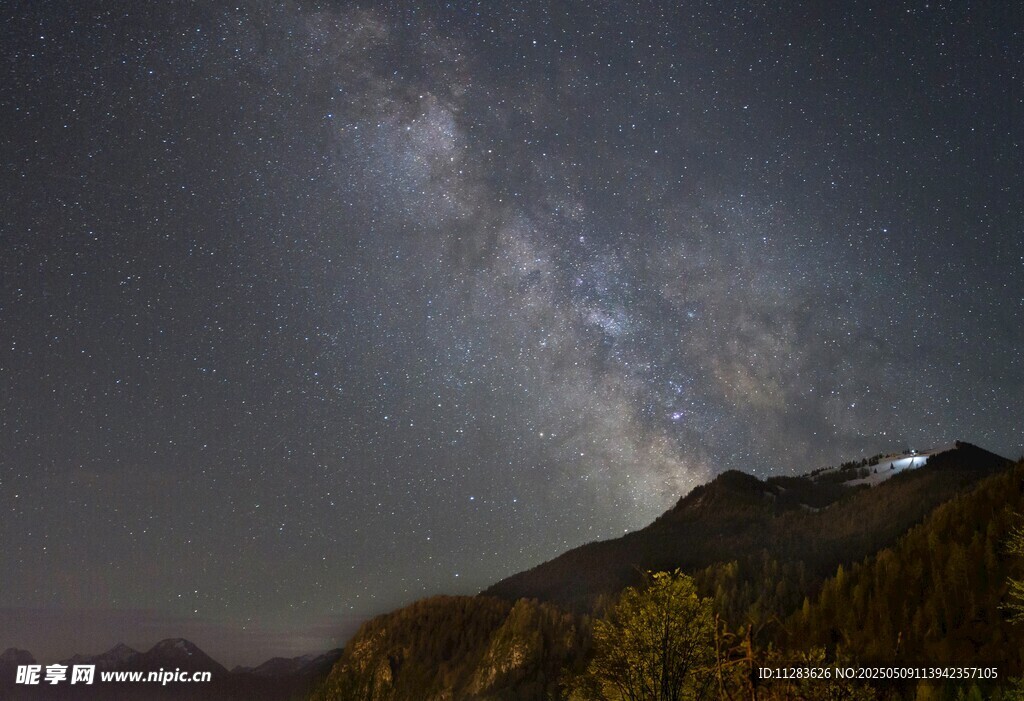 山间璀璨银河夜景