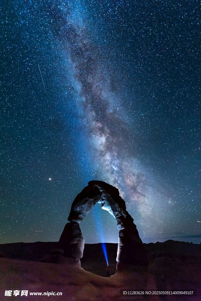 星空下的拱形地貌景观