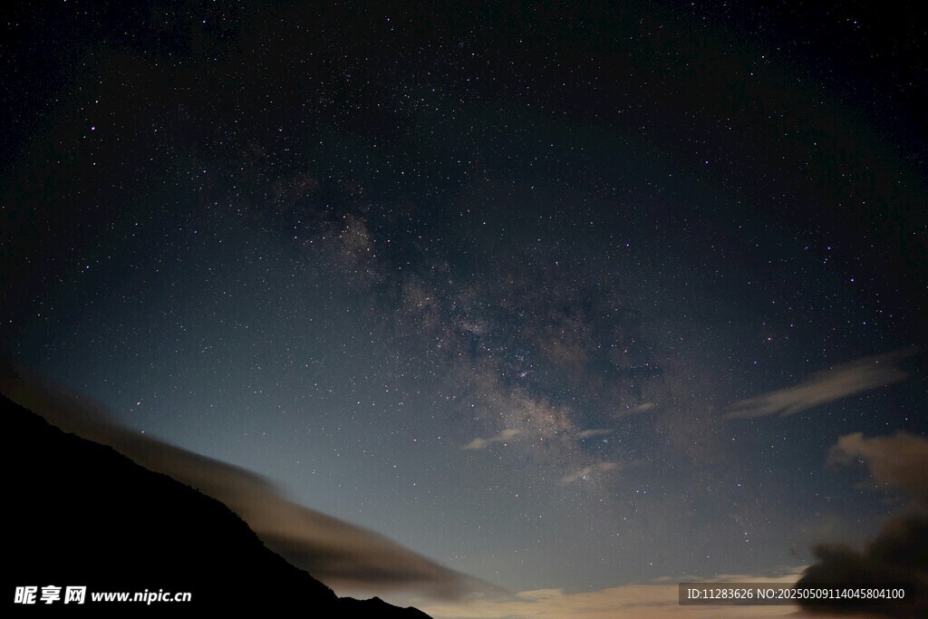 夜空下的山峦与璀璨星河