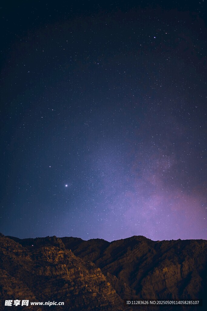 夜空下的山峦与闪烁繁星