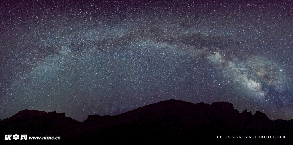 夜空下的山峦与璀璨星河