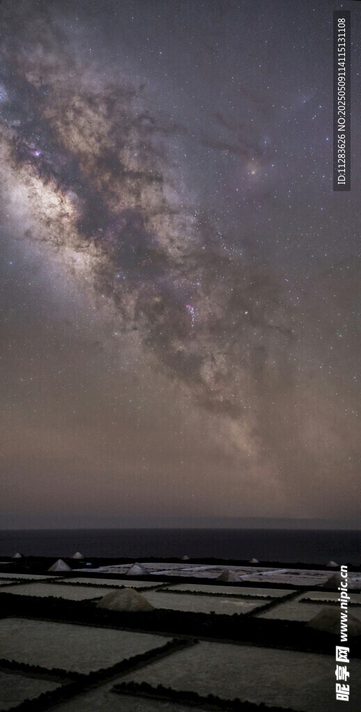 夜幕下的广袤农田与星河