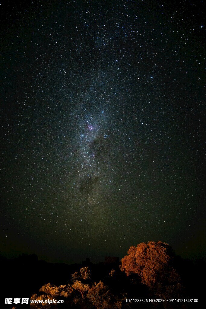 夜空下的璀璨星河与岩石