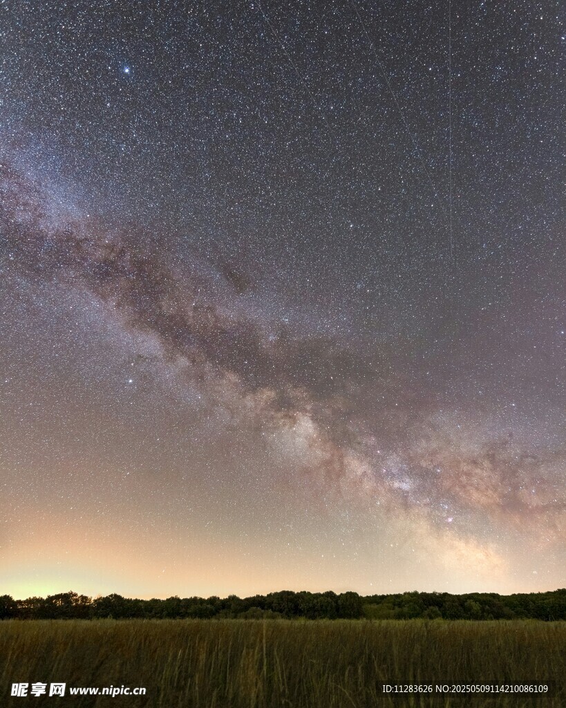 草原上的璀璨银河夜景