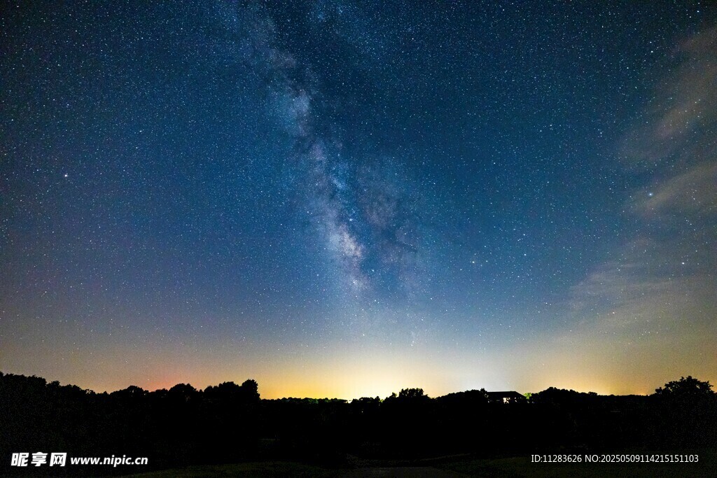 夜幕下的璀璨星空美景