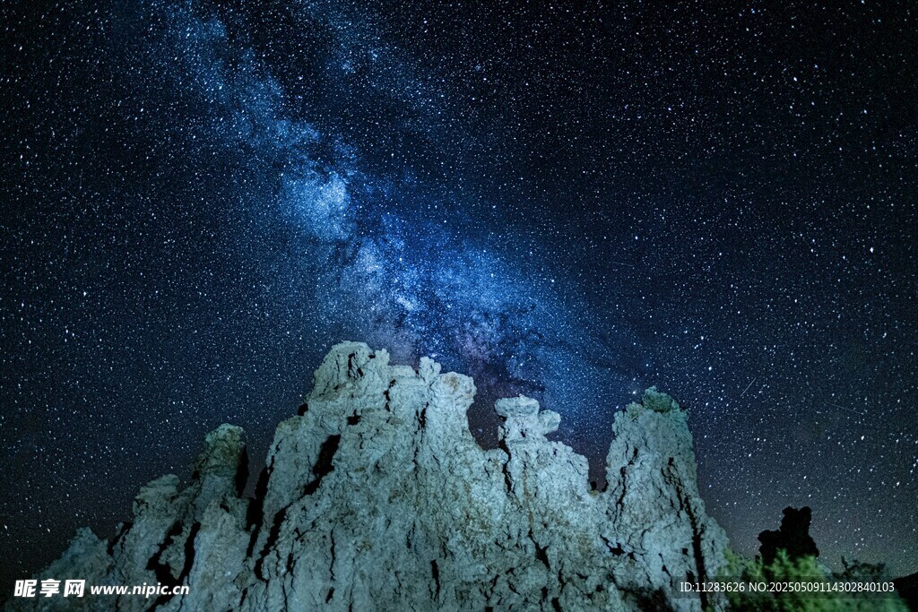 星空下的嶙峋岩石