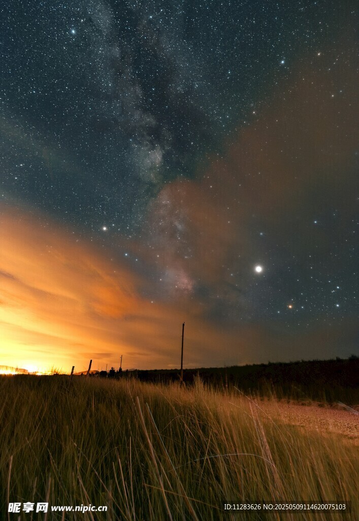 草原上的璀璨星空与霞光