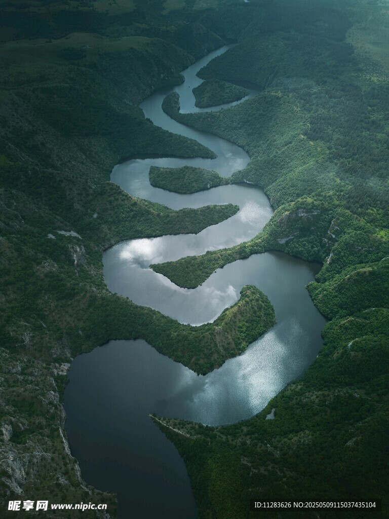 蜿蜒河流的壮丽空中景象