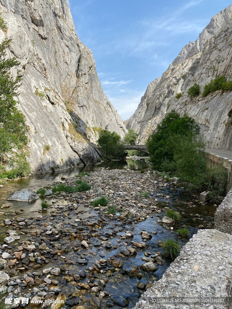 山间溪流穿峡谷