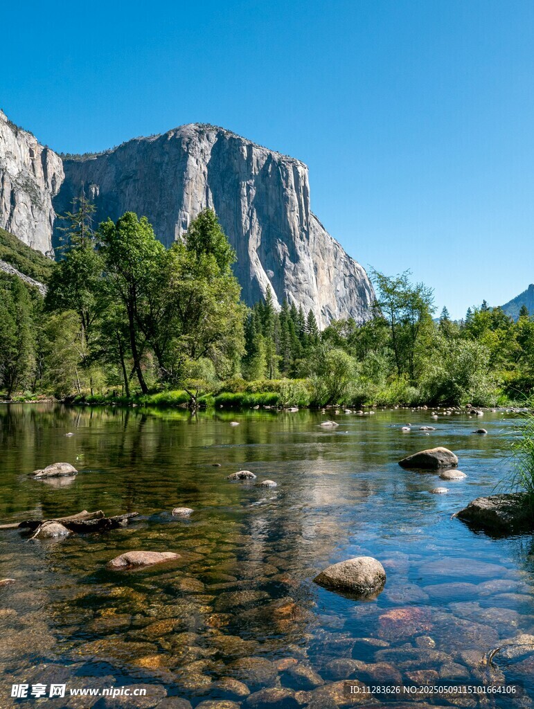 山间溪流旁的壮丽巍峨山峰