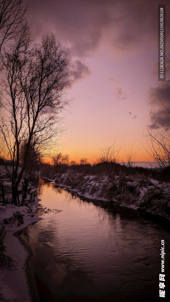 冬日河畔的绝美黄昏景色