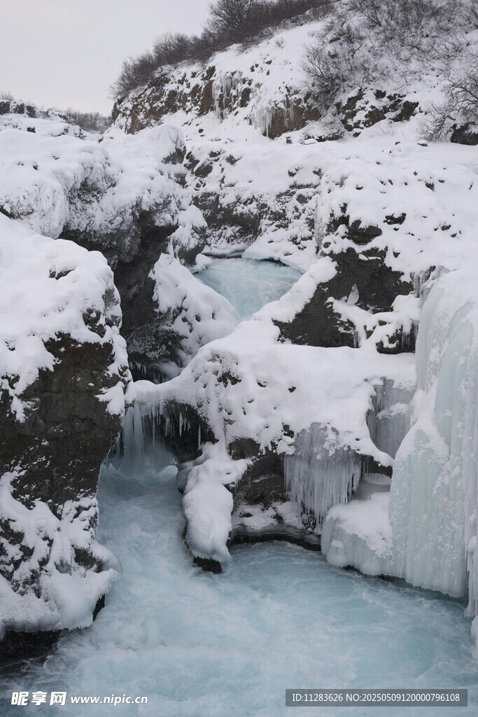 冬日冰封溪流雪景