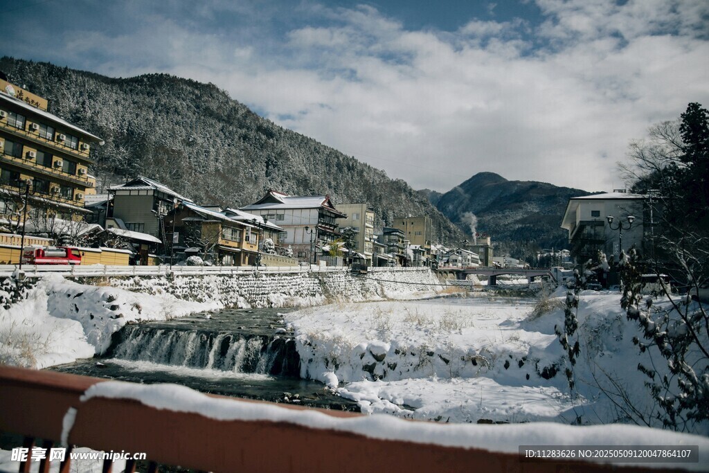冬日雪景中的山间小镇