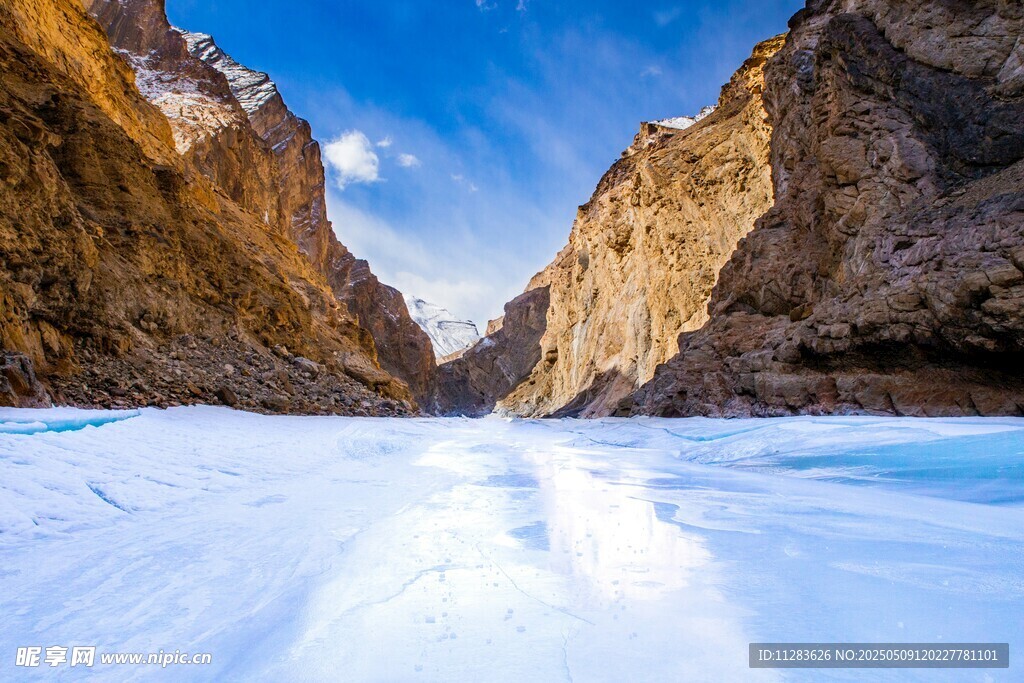 峡谷冰雪美景