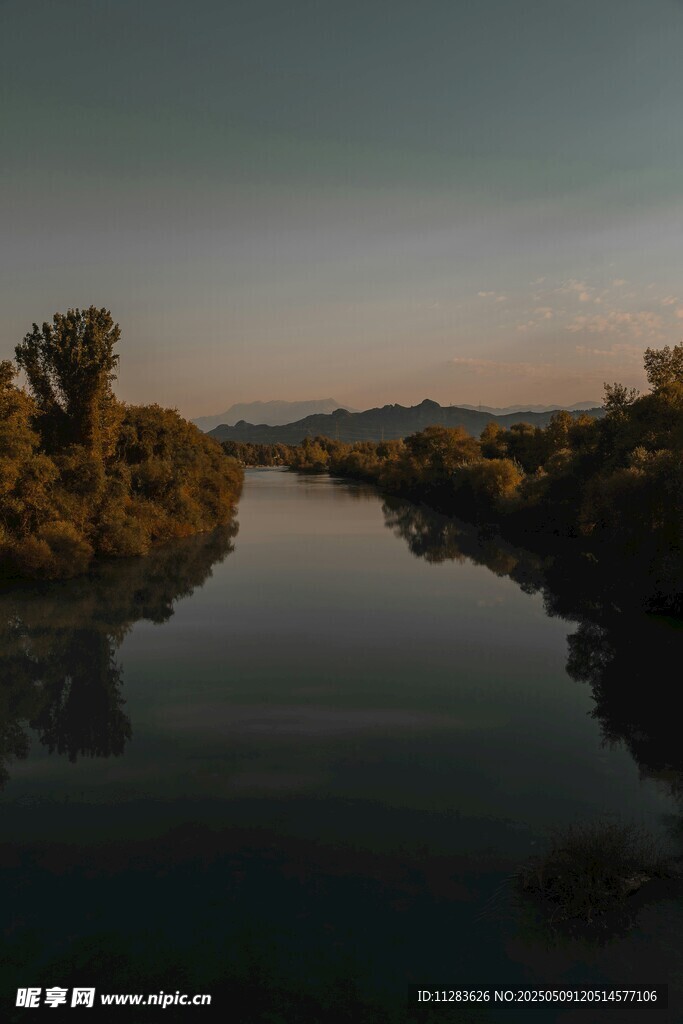 河畔黄昏美景