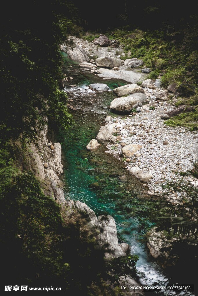 山间碧溪美景