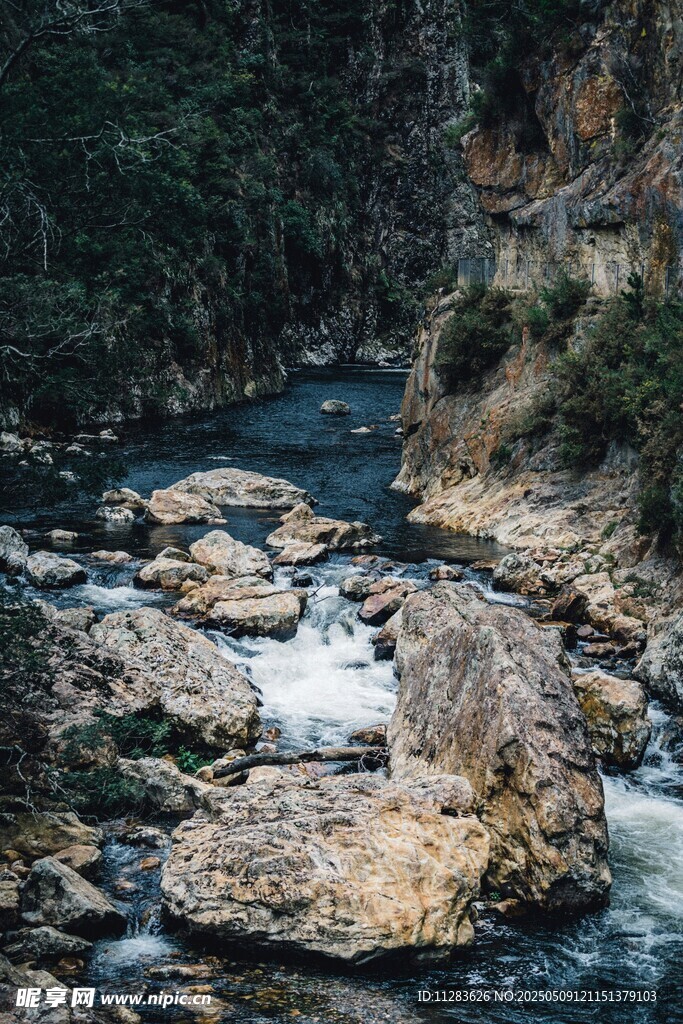 山间溪流中的嶙峋怪石