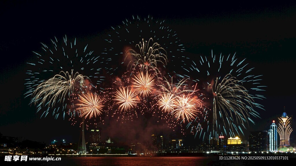 夜空绽放绚丽烟花美景