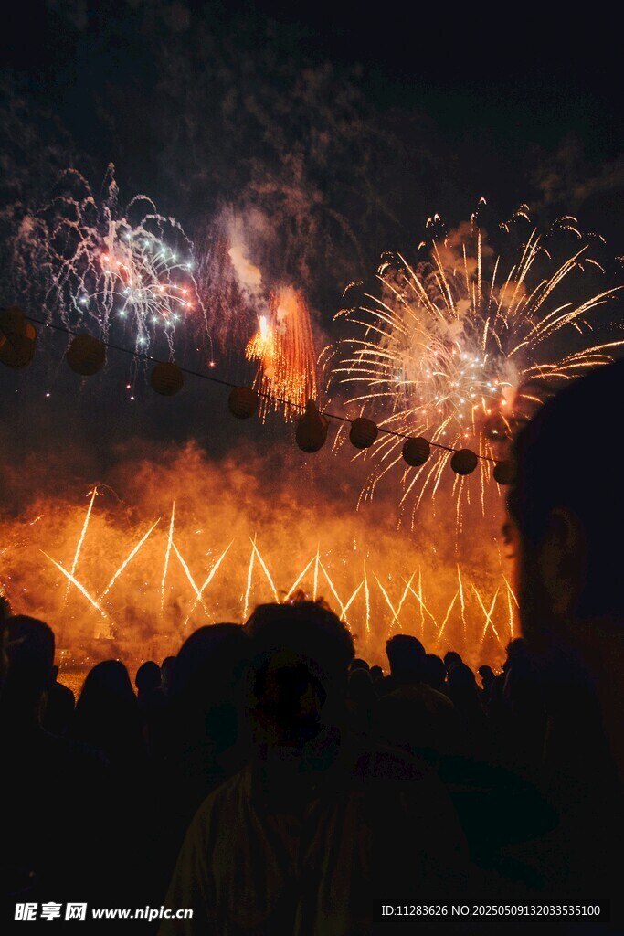夜空下绚烂的烟花与火焰