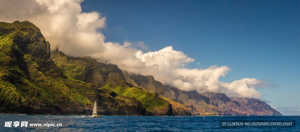 海上帆船与壮丽山景