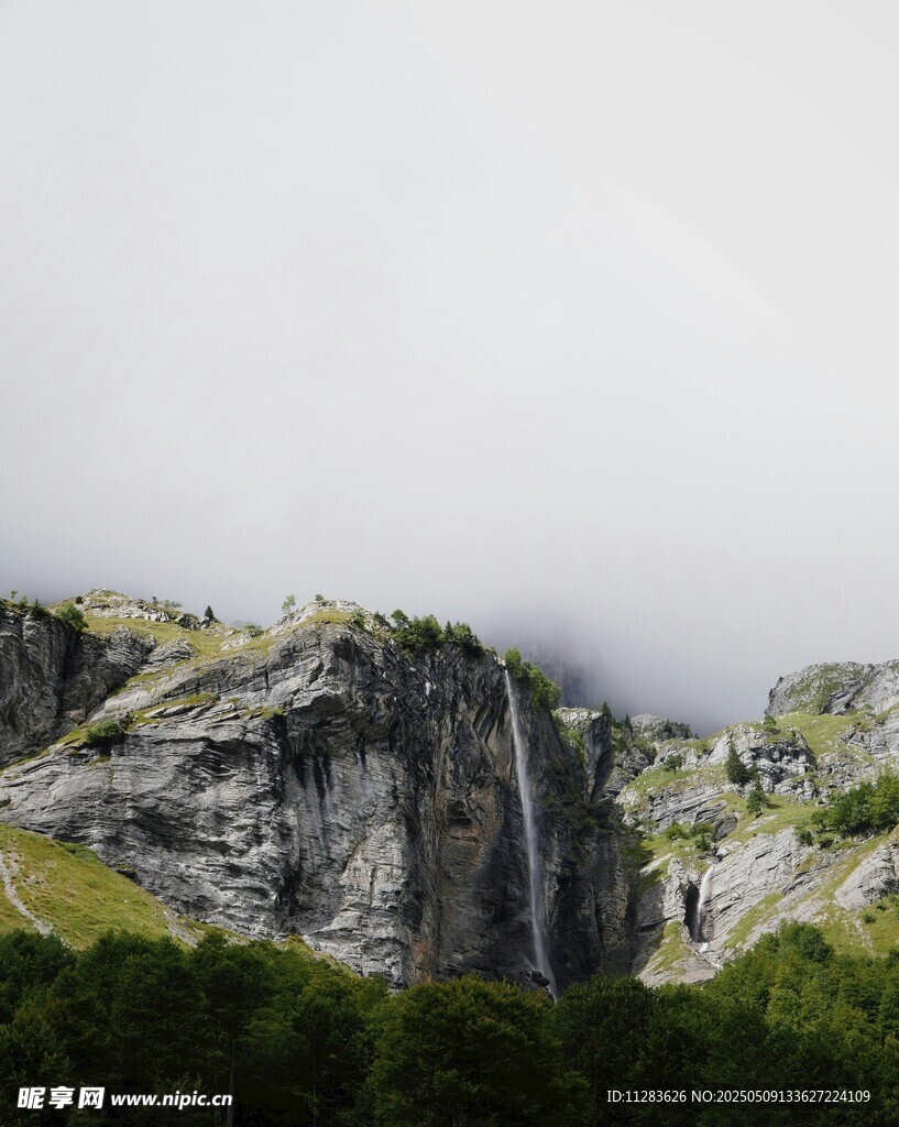 云雾缭绕的巍峨山峰