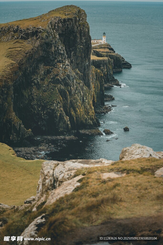 海岸悬崖边的壮美风景