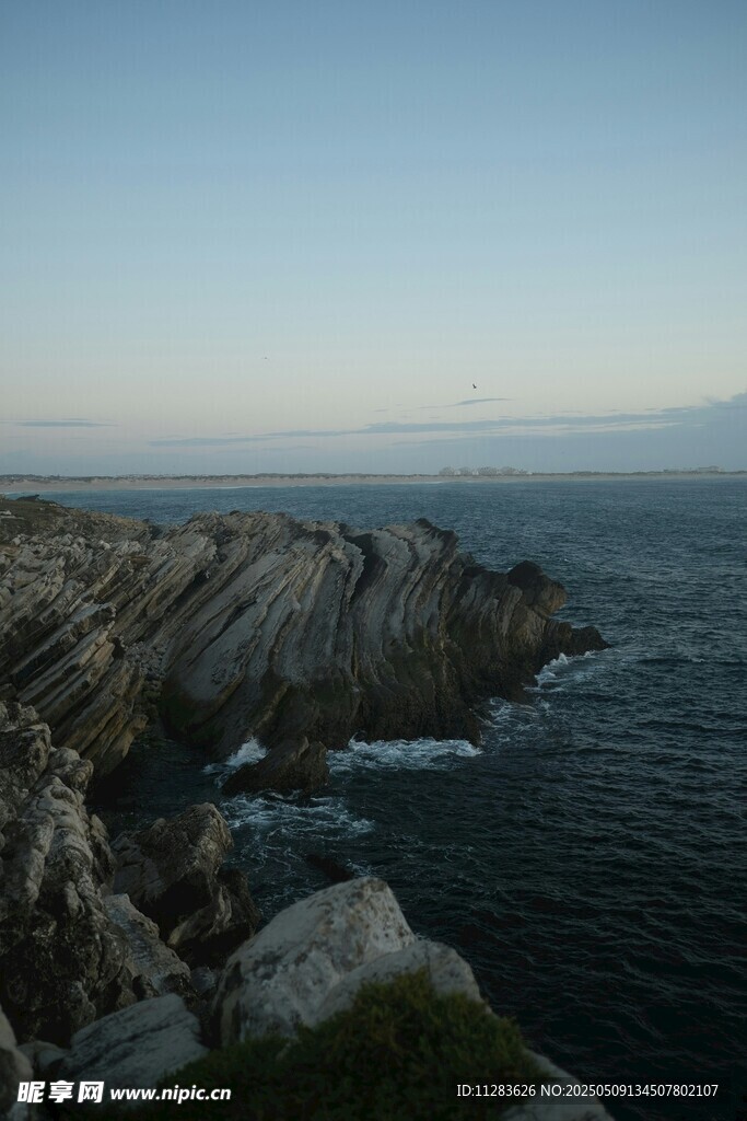 海边嶙峋岩石壮丽景致