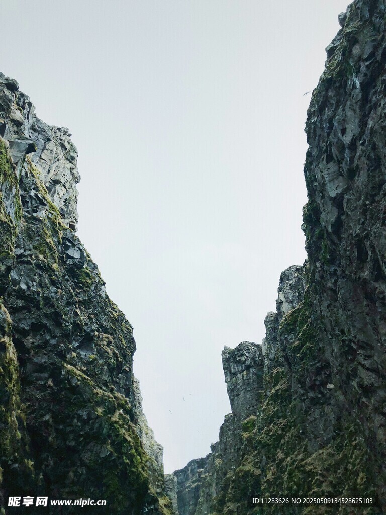 奇峰耸立绿意盎然的峡谷