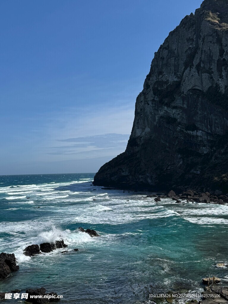 海边峻峭岩石与翻涌海浪