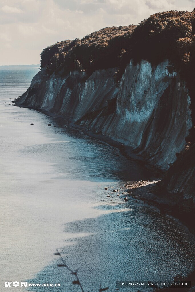 海岸边的壮丽悬崖景观