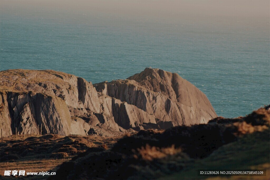 海边嶙峋岩石景观
