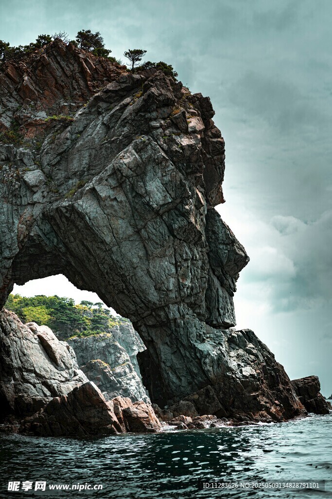 海上天然岩石拱门景观