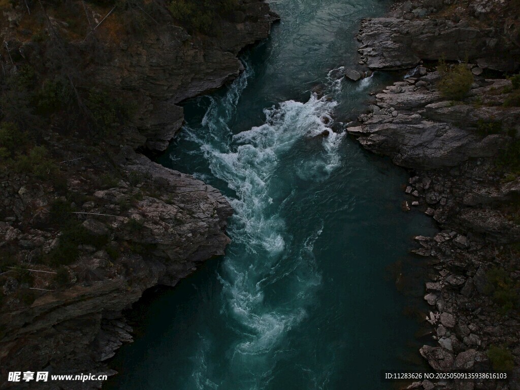 山间湍急溪流