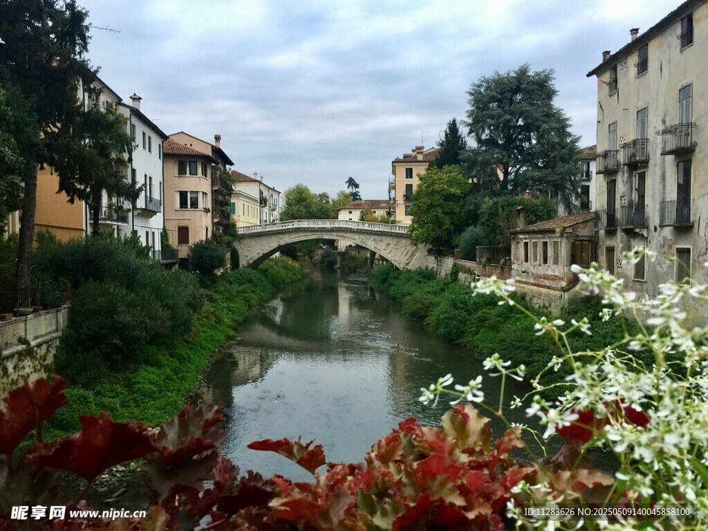河畔小镇石桥美景