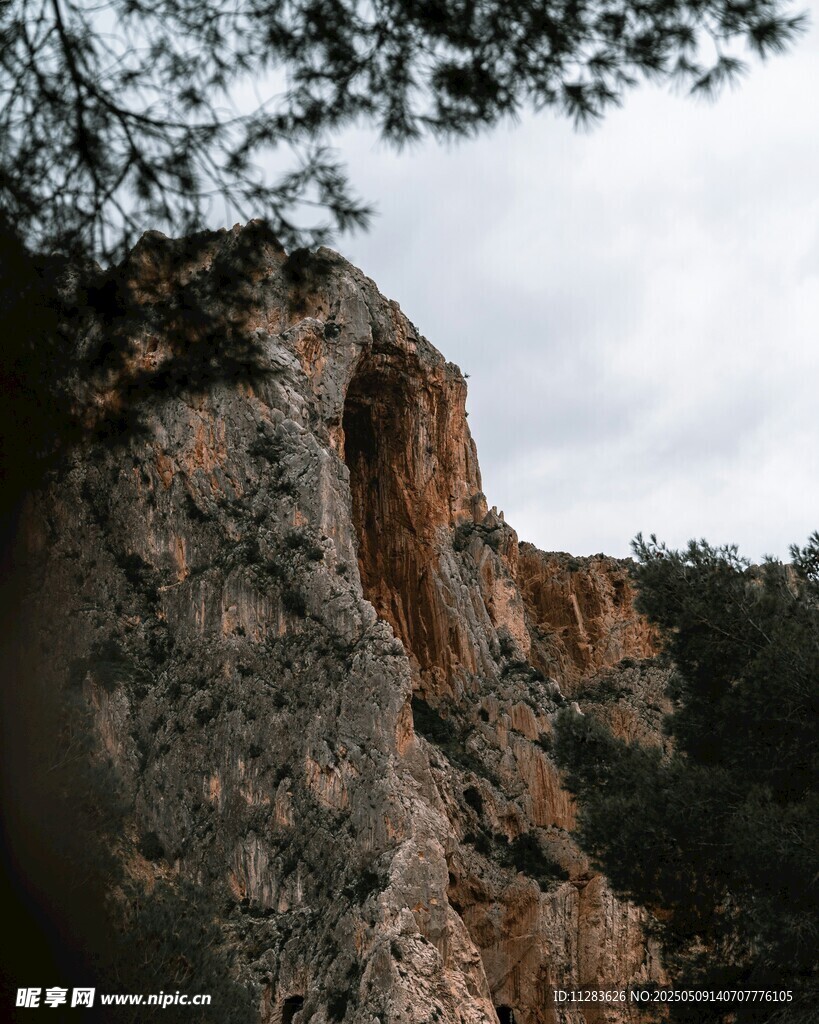 险峻山崖风景