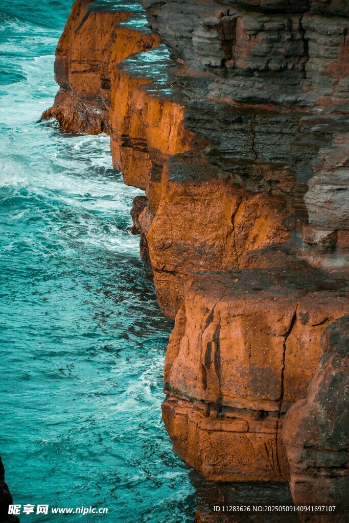 海边嶙峋岩石与碧蓝海水