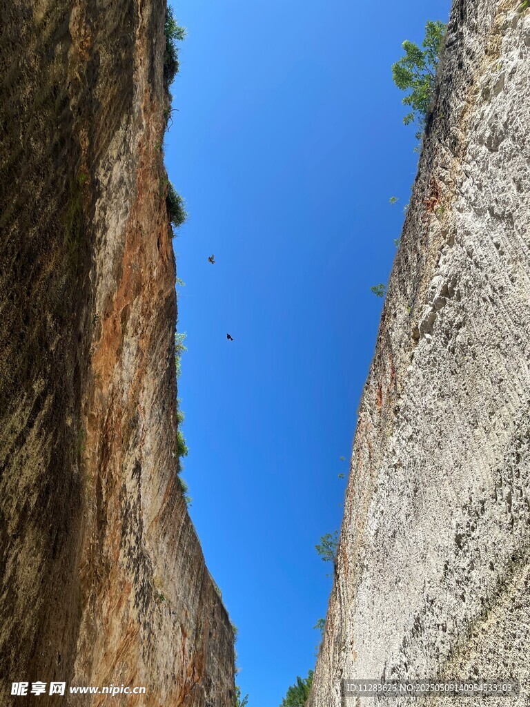 峡谷峭壁间的蓝天景致