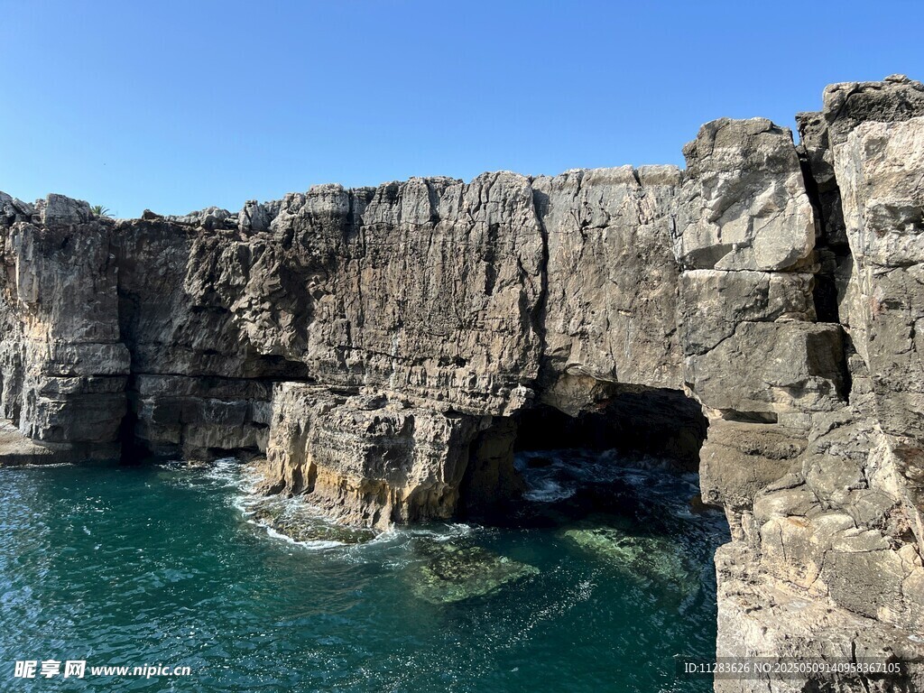 海边壮观岩石拱门景观