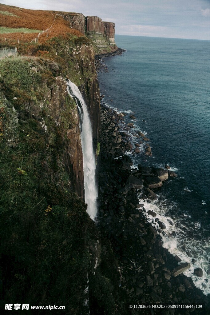 悬崖瀑布下的壮阔海景