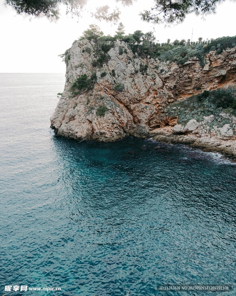 海边嶙峋岩石与碧蓝海水