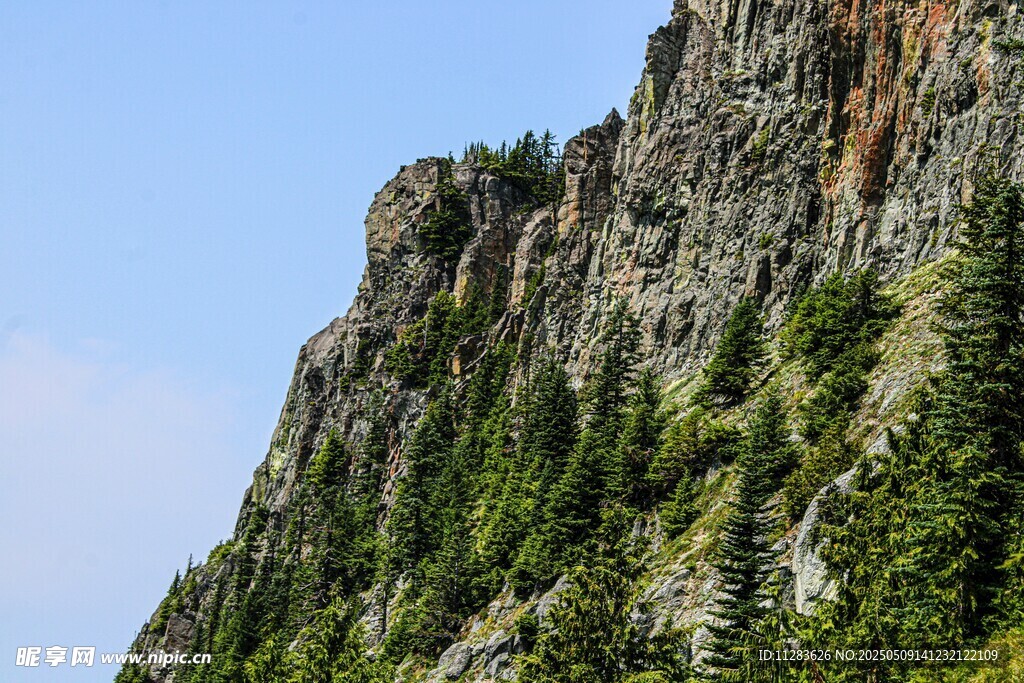 巍峨山峰与葱郁植被