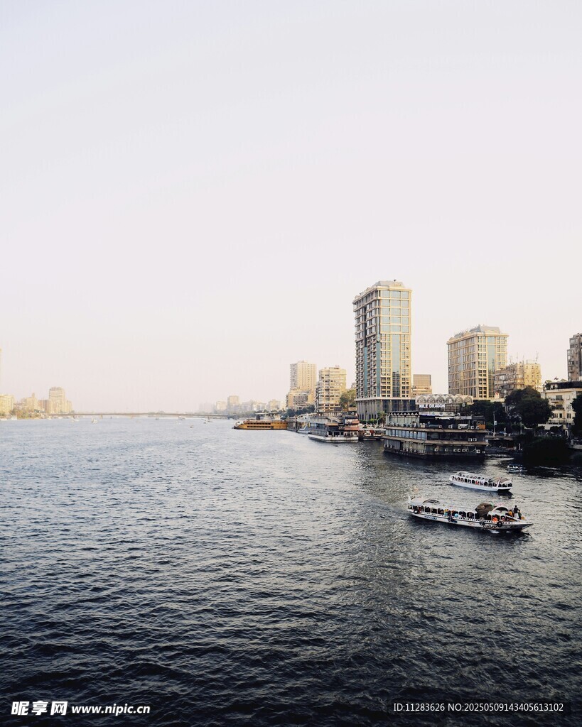 城市河畔船只风景