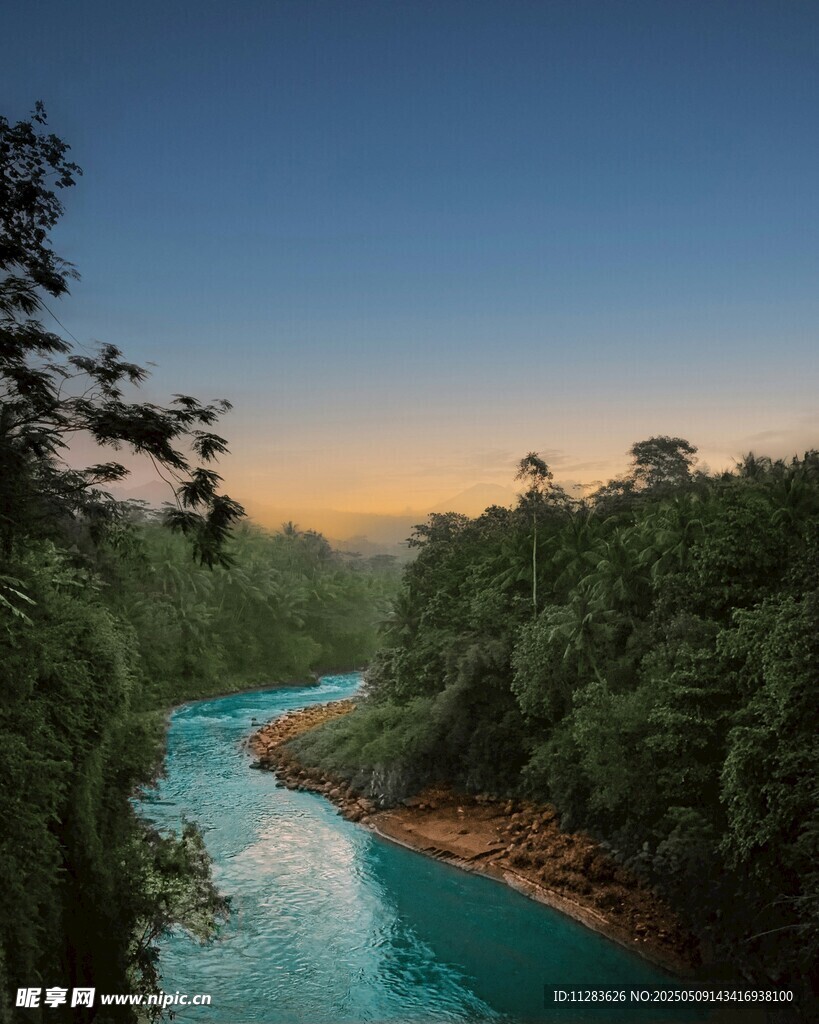 山间蓝河晨曦美景