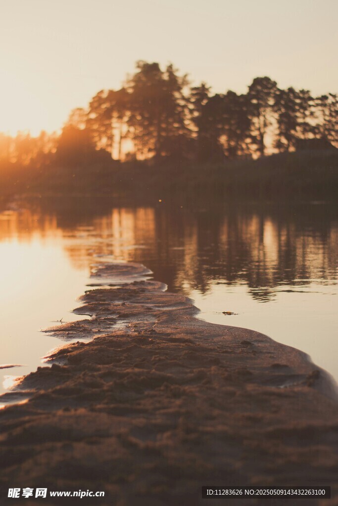 夕阳下宁静的河畔美景