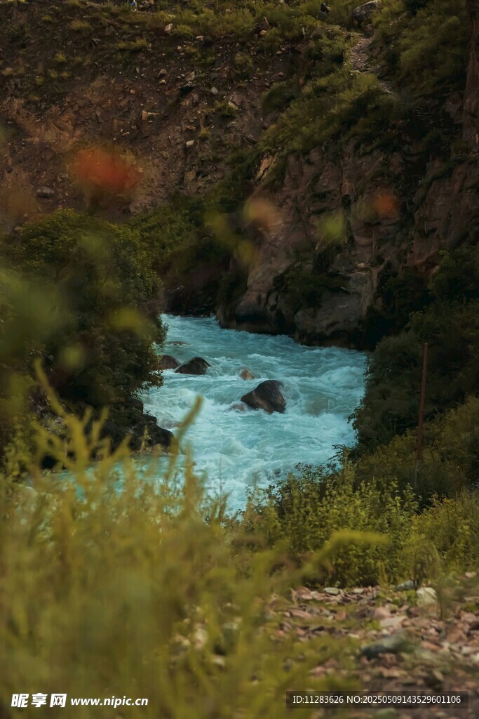 山间蓝溪美景