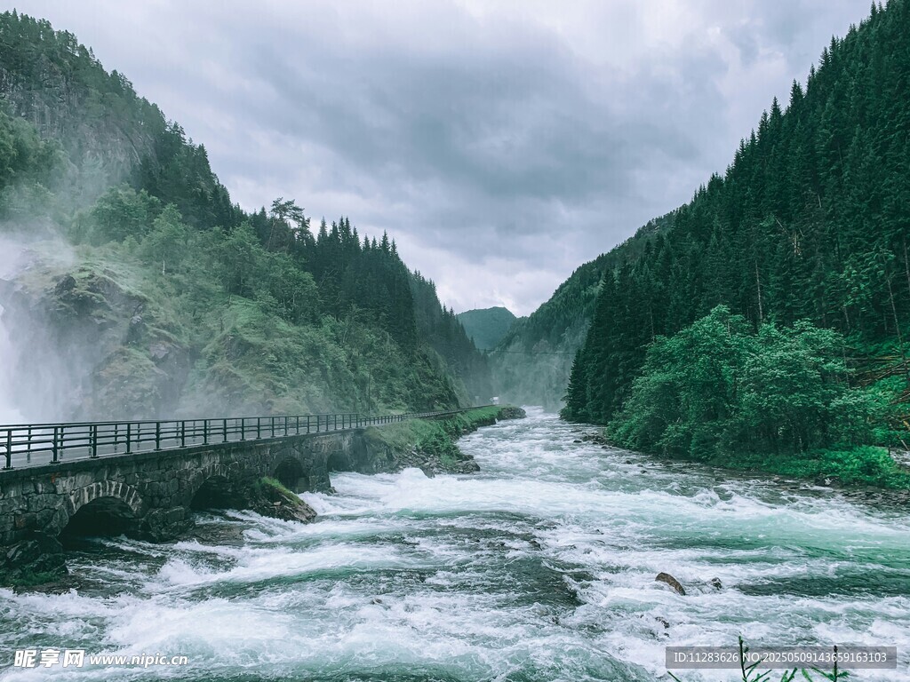 山间湍急河流与观景栈道