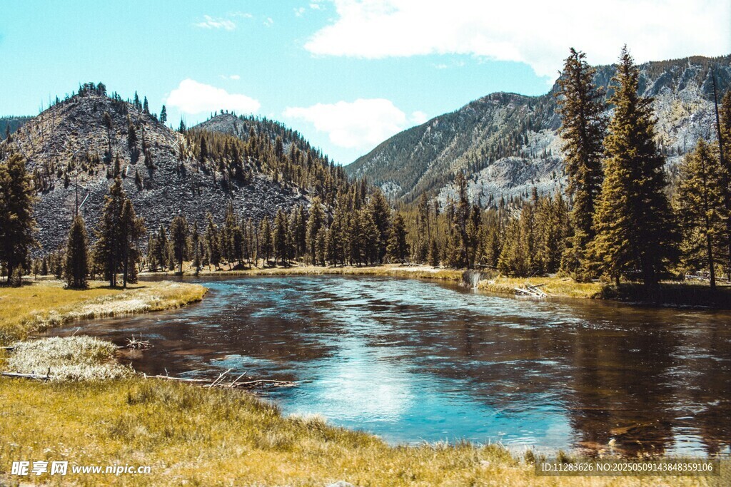 山间静谧湖泊美景